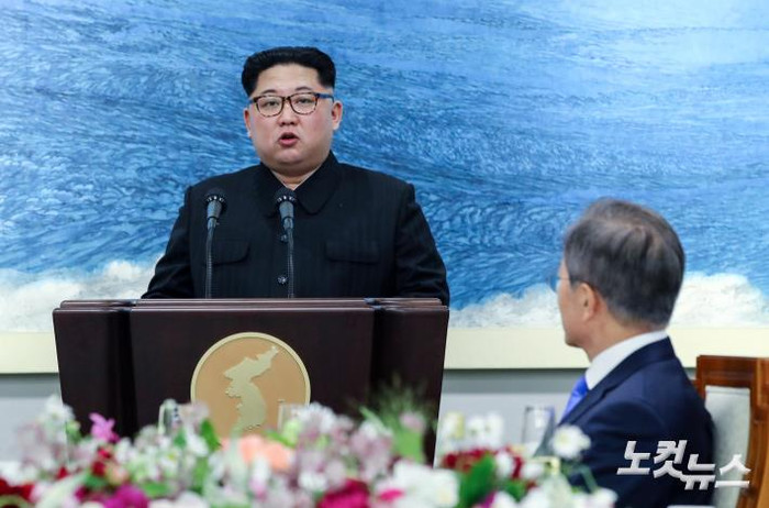 Ông Kim Jong-un phát biểu trong tiệc chiêu đãi của Tổng thống Hàn Quốc tại Nhà Hòa Bình, Bàn Môn Điếm ngày 27/4. Ảnh: nocutnews.co.kr. Ông Kim Jong-un phát biểu trong tiệc chiêu đãi của Tổng thống Hàn Quốc tại Nhà Hòa Bình, Bàn Môn Điếm ngày 27/4. Ảnh: nocutnews.co.kr.