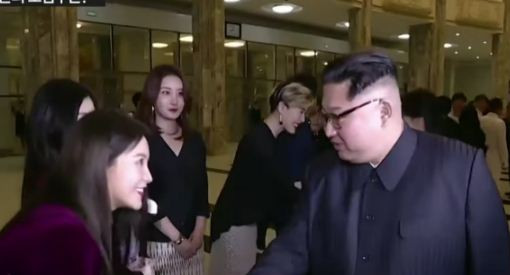 Chủ tịch Triều Tiên Kim Jong-un bắt tay ca sĩ Yeri của ban nhạc Red Velvet, một thời Bình Nhưỡng từng coi là phản động. Ảnh: BioBioChile. Chủ tịch Triều Tiên Kim Jong-un bắt tay ca sĩ Yeri của ban nhạc Red Velvet, một thời Bình Nhưỡng từng coi là phản động. Ảnh: BioBioChile.
