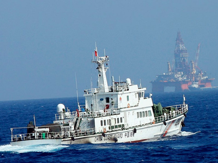 Sự kiện Trung Quốc đặt giàn khoan 981 bất hợp pháp vào vùng đặc quyền kinh tế, thềm lục địa Việt Nam năm 2014 không chỉ để nghi binh cho hoạt động bồi đắp đảo nhân tạo bất hợp pháp ở Trường Sa, mà còn là một phép thử phản ứng của Việt Nam. Ảnh: Reuters. Sự kiện Trung Quốc đặt giàn khoan 981 bất hợp pháp vào vùng đặc quyền kinh tế, thềm lục địa Việt Nam năm 2014 không chỉ để nghi binh cho hoạt động bồi đắp đảo nhân tạo bất hợp pháp ở Trường Sa, mà còn là một phép thử phản ứng của Việt Nam. Ảnh: Reuters.