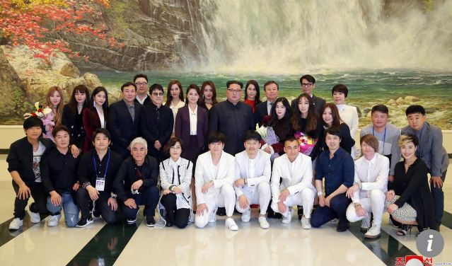 Vợ chồng nhà lãnh đạo Triều Tiên chụp ảnh lưu niệm chung cùng đoàn nghệ sĩ đến từ Hàn Quốc. Ảnh: SCMP. Vợ chồng nhà lãnh đạo Triều Tiên chụp ảnh lưu niệm chung cùng đoàn nghệ sĩ đến từ Hàn Quốc. Ảnh: SCMP.