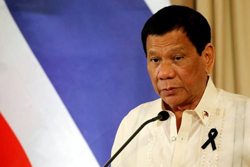 Mỗi lần thăm Trung Quốc, Tổng thống Rodrigo Duterte lại mang về cam kết đầu tư hàng tỉ USD. Ảnh: ABS CBN News.