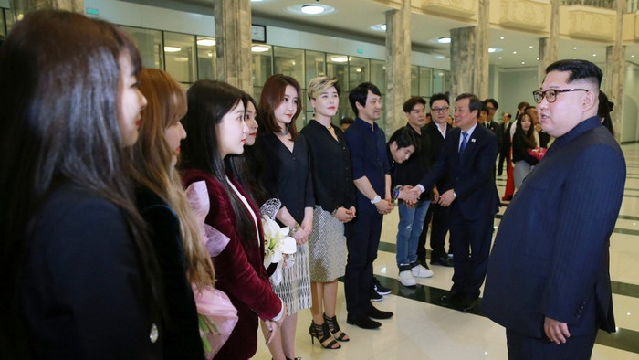Nhà lãnh đạo Triều Tiên Kim Jong-un trò chuyện với các nghệ sĩ Hàn Quốc sau buổi biểu diễn hôm Chủ nhật tại Bình Nhưỡng, ảnh: SCMP. Nhà lãnh đạo Triều Tiên Kim Jong-un trò chuyện với các nghệ sĩ Hàn Quốc sau buổi biểu diễn hôm Chủ nhật tại Bình Nhưỡng, ảnh: SCMP.
