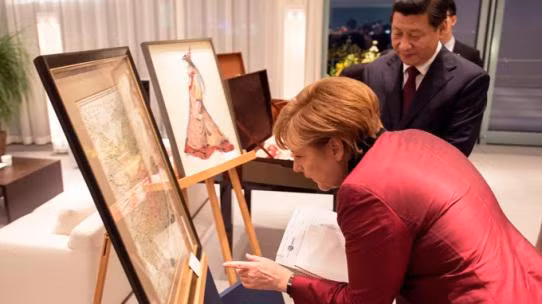 Ngày 28/3/2014, Thủ tướng Đức Angela Merkel tặng Chủ tịch Trung Quốc Tập Cận Bình tấm bản đồ mô tả lãnh thổ Trung Quốc thời Khang Hy nhà Thanh, biên giới cực Nam chỉ đến đảo Hải Nam, hoàn toàn không có đường đứt đoạn, càng không có 2 quần đảo Hoàng Sa và Trường Sa (thuộc chủ quyền Việt Nam). Ảnh: antipodefoundation.org.