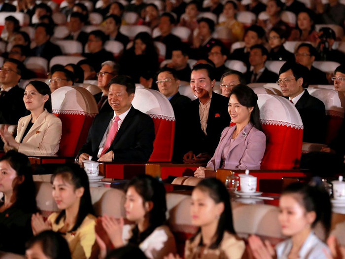 Em gái và vợ ông Kim Jong-un cùng đặc sứ Trung Quốc Tống Đào xem văn nghệ. Đệ nhất phu nhân Triều Tiên một mình tham gia sự kiện đối ngoại quan trọng dường như là điều chưa từng có tiền lệ. Ảnh: VCG. Em gái và vợ ông Kim Jong-un cùng đặc sứ Trung Quốc Tống Đào xem văn nghệ. Đệ nhất phu nhân Triều Tiên một mình tham gia sự kiện đối ngoại quan trọng dường như là điều chưa từng có tiền lệ. Ảnh: VCG.