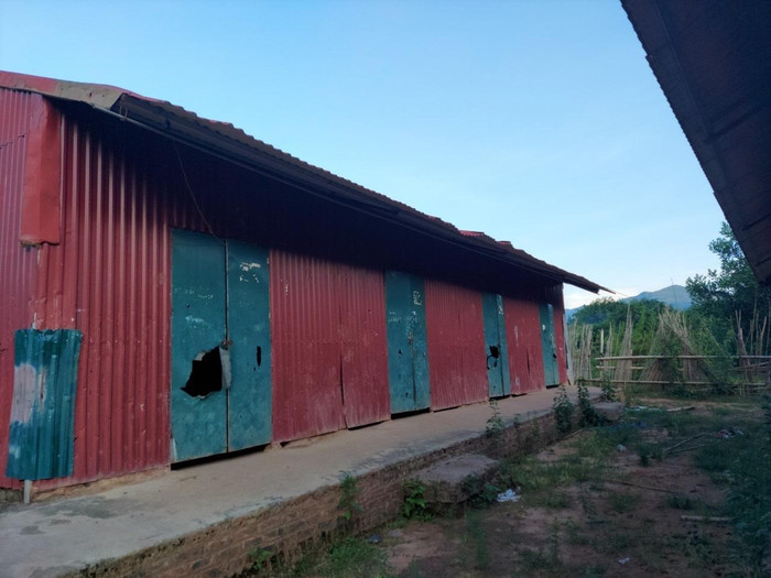 Khu nhà bán trú của học sinh đã xuống cấp nghiêm trọng. Ảnh: LC