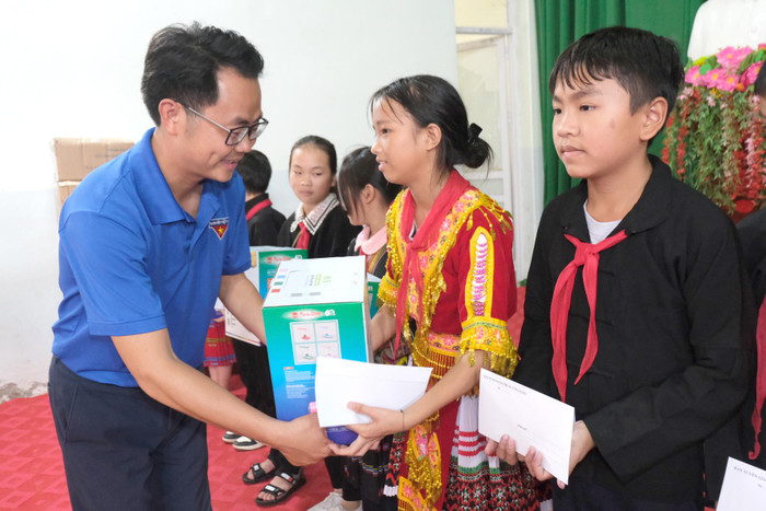 Bí thư Đoàn thanh niên Báo điện tử Đảng Cộng sản Việt Nam - Phạm Văn Cường hi vọng những món quà nhỏ của Đoàn sẽ giúp các em học sinh tại xã Minh Sơn vơi bớt đôi phần khó khăn để theo đuổi ước mơ con chữ nơi miền đá. Ảnh: LC