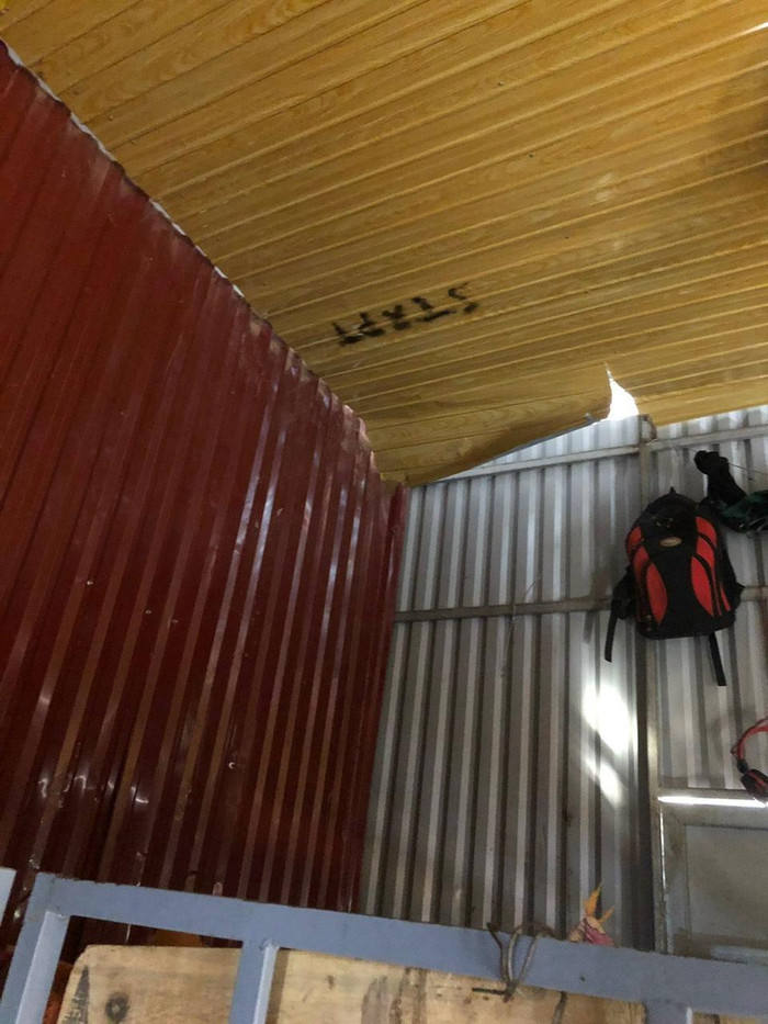 Phòng ngủ bán trú của học sinh trong trường với mái tôn đã nứt gãy. Ảnh: LC