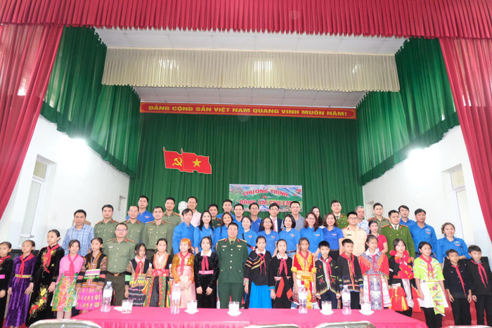 Các em học sinh tại Bắc Mê đã nhận được phần quà ý nghĩa đúng dịp 20/11. Ảnh: LC