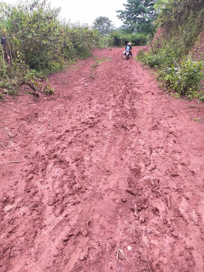 Đường đến điểm trường mầm non Mốc 4 rất khó đi, trời mưa, con đường như hóa cơn "ác mộng" với bất kỳ ai. Ảnh: NVCC