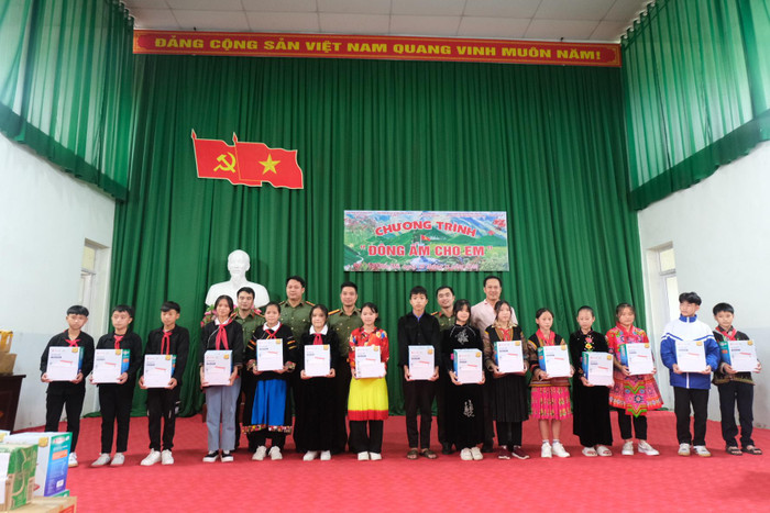 Các phần quà tuy không lớn lao về vật chất nhưng chứa đựng tấm lòng, tình cảm của các tổ chức, đơn vị và mỗi bạn đoàn viên các đơn vị tham gia. Ảnh: LC