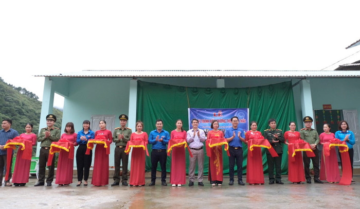 Lễ cắt băng khánh thành lớp học kiên cố ở điểm trường mầm non tại Suối Thầu. Ảnh: LC