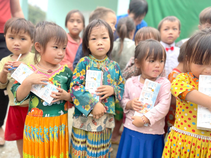 Hạnh phúc nhỏ của các em ở Suối Thầu. Ảnh: LC