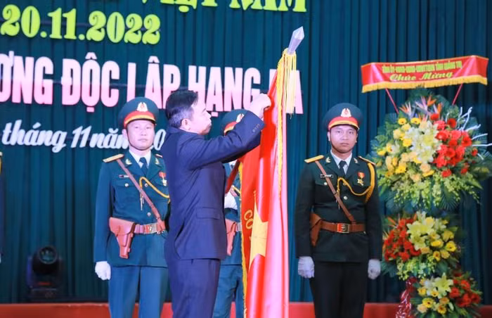 Ngành Giáo dục và Đào tạo Quảng Trị đón nhận Huân chương Độc lập hạng Ba. Ảnh: Sở Giáo dục và Đào tạo Quảng Trị