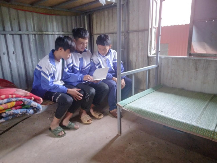 Các em học sinh vẫn cố gắng vượt qua khó khăn trong những phòng ngủ bằng tấm lợp để duy trì việc học tập. Ảnh: LC