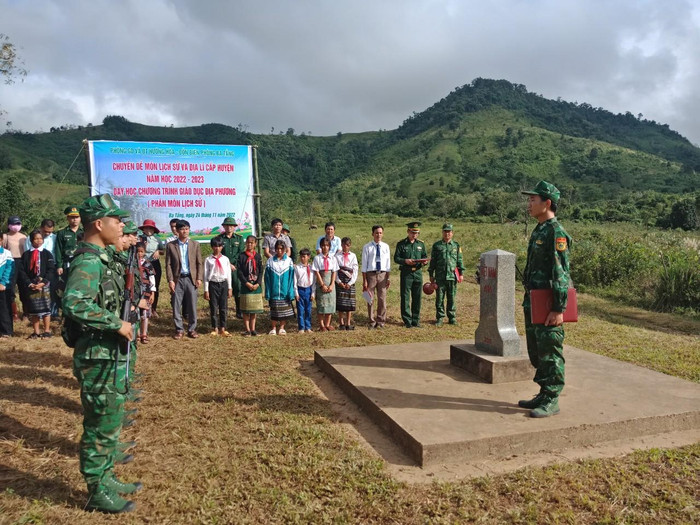 Giờ học bên cột mốc chủ quyền của Trường Tiểu học và Trung học cơ sở Ba Tầng (xã Ba Tầng, Hướng Hóa, Quảng Trị). Ảnh: Ngọc Hiển
