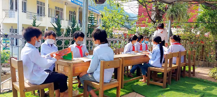 Dù còn khó khăn nhưng công tác chăm sóc học sinh ở Sìn Hồ luôn được đảm bảo. Trong ảnh: học sinh trường Tiểu học Phăng Sô Lin trong giờ học ngoài trời.