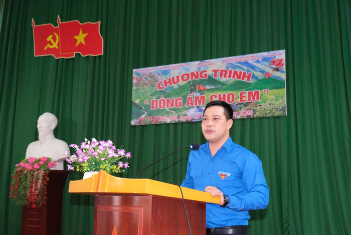 Bí thư Đoàn Thanh niên Ban Tuyên giáo Trung ương - Đào Văn Hiếu, đại diện các tổ chức Đoàn Thanh niên phát biểu tại buổi trao quà. Ảnh: PV