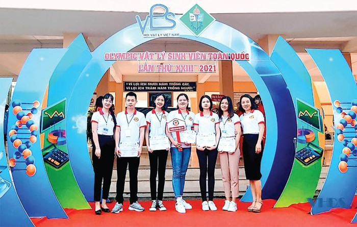 Sinh viên chất lượng cao ngành Sư phạm Vật lý của Trường Đại học Hồng Đức trong kỳ thi Olympic Vật lý toàn quốc lần thứ XXIII, năm 2021. (Ảnh: Trường Đại học Hồng Đức) Sinh viên chất lượng cao ngành Sư phạm Vật lý của Trường Đại học Hồng Đức trong kỳ thi Olympic Vật lý toàn quốc lần thứ XXIII, năm 2021. (Ảnh: Trường Đại học Hồng Đức)