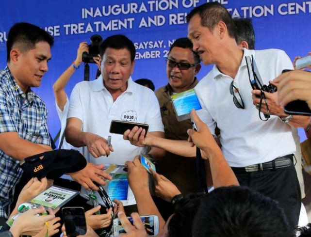 Ông Rodrigo Duterte trả lời báo chí, ảnh: SCMP. Ông Rodrigo Duterte trả lời báo chí, ảnh: SCMP.