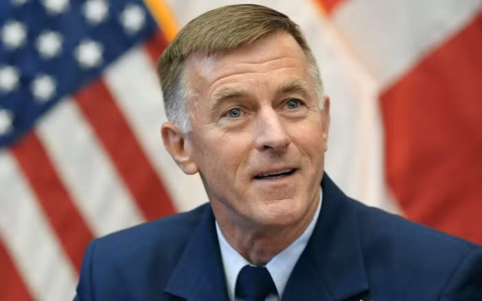 Đô đốc Paul Zukunft, Tư lệnh Cảnh sát biển Hoa Kỳ, ảnh: AP / VOA.