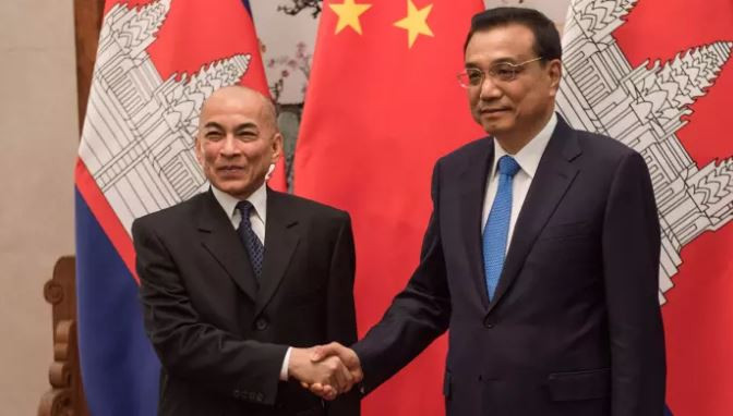 Quốc vương Campuchia Norodom Sihamoni và Thủ tướng Trung Quốc Lý Khắc Cường, ảnh: Getty Images / FT. Quốc vương Campuchia Norodom Sihamoni và Thủ tướng Trung Quốc Lý Khắc Cường, ảnh: Getty Images / FT.