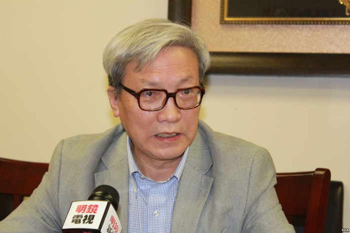 Học giả Trương Bác Thụ trả lời phỏng vấn tạp chí Minh Kính, ảnh: Wikipedia. Học giả Trương Bác Thụ trả lời phỏng vấn tạp chí Minh Kính, ảnh: Wikipedia.