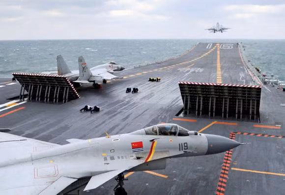 Tàu sân bay Liêu Ninh, Trung Quốc, ảnh: Nikkei Asian Review / Kyodo News.