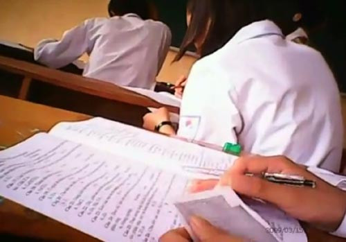 Ảnh chụp từ clip ghi lại tình trạng gian lận thi cử ở Hội đồng thi tốt nghiệp THPT tại Trường THPT dân lập Đồi Ngô, Bắc Giang. Ảnh chụp từ clip ghi lại tình trạng gian lận thi cử ở Hội đồng thi tốt nghiệp THPT tại Trường THPT dân lập Đồi Ngô, Bắc Giang.