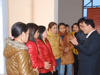 Chủ tịch UBND tỉnh Yên Bái Phạm Duy Cường trao đổi, tâm sự thêm với các cô giáo sau cuộc đối thoại.