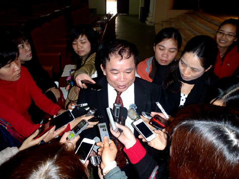 Thứ trưởng Bùi Văn Ga trả lời báo chí về tuyển sinh 2013.