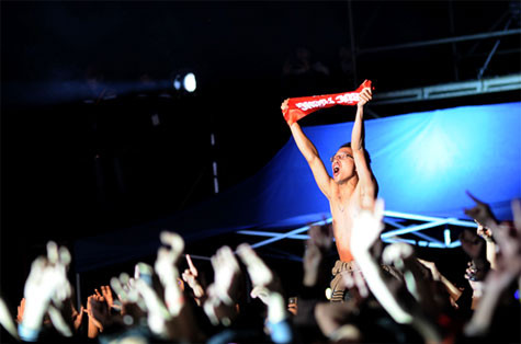 Bất chấp giá rét, nhiều bạn sẵn sàng cởi trần để cỗ vũ ban nhạc mình yêu thích Bất chấp giá rét, nhiều bạn sẵn sàng cởi trần để cỗ vũ ban nhạc mình yêu thích