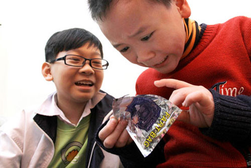 Túi phát nổ bán tràn lan trước cổng trường