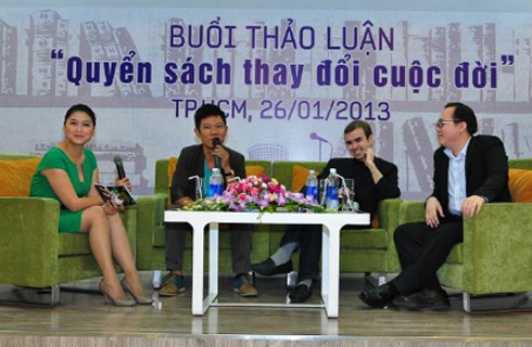 Blogger Joe (thứ 2 từ phải sang) tại buổi thảo luận. Ảnh: VnE Blogger Joe (thứ 2 từ phải sang) tại buổi thảo luận. Ảnh: VnE