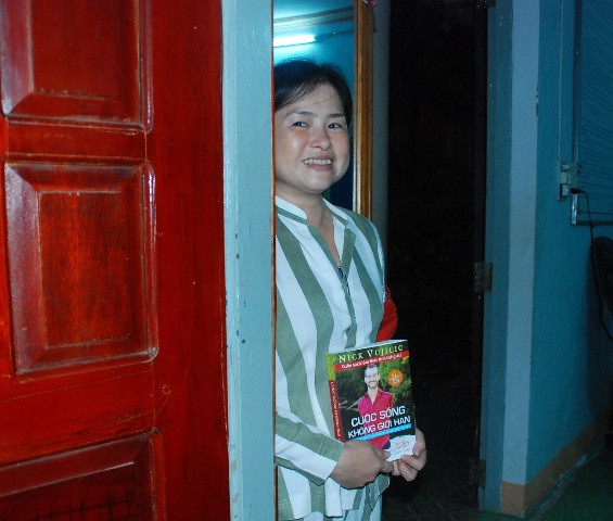 Niềm vui của phạm nhân khi nhận nhận được những lời sẻ chia của Nick.