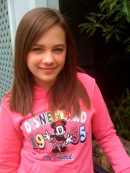 Mary Mouser, sinh ngày 9/5/1996, cô được biết đến với vai Lacey Fleming loạt phim Body of Proof trên ABC. Mới nhất, cô tham gia phim Frenemies phát trên kênh Disney, được phát hành vào năm 2012. Mary Mouser, sinh ngày 9/5/1996, cô được biết đến với vai Lacey Fleming loạt phim Body of Proof trên ABC. Mới nhất, cô tham gia phim Frenemies phát trên kênh Disney, được phát hành vào năm 2012.