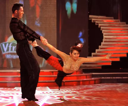 Và Minh Hằng đã thực sự gây được ấn tượng với điệu Pasodoble khi lên sân khấu Bước nhảy Hoàn vũ 2011, biểu diễn cùng Tisho - bạn nhảy của nhà vô địch 2010 Ngô Thanh Vân. Xem thêm: Bước nhảy hoàn vũ: Minh Hằng, 90% và 'quy luật' không lặp lại / Bước nhảy Hoàn vũ: 5 mỹ nhân so vẻ gợi cảm / Nam Thành bế bổng nữ vũ công nước ngoài / Bước nhảy Hoàn vũ 2012 công bố hình ảnh 10 cặp thí sinh