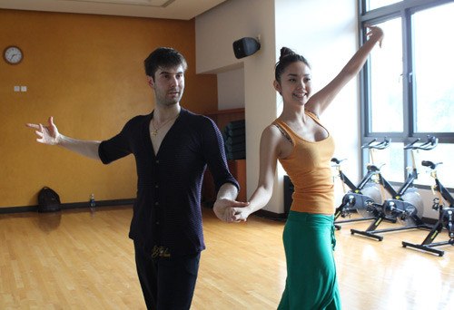 Minh Hằng chăm chỉ tập luyện cùng bạn nhảy. >> Bước nhảy Hoàn vũ: 5 mỹ nhân so vẻ gợi cảm >> Bước nhảy Hoàn vũ 2012 công bố hình ảnh 10 cặp thí sinh >> Nam Thành bế bổng nữ vũ công nước ngoài