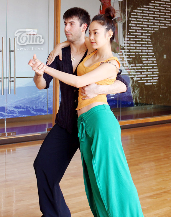 Với sở trường là thường xuyên trình diễn vũ đạo như vậy, nhưng tại mùa giải năm nay khi chính thức là thí sinh, Minh Hằng vẫn đang luyện tập chăm chỉ. Xem thêm: Bước nhảy hoàn vũ: Minh Hằng, 90% và 'quy luật' không lặp lại / Bước nhảy Hoàn vũ: 5 mỹ nhân so vẻ gợi cảm / Nam Thành bế bổng nữ vũ công nước ngoài / Bước nhảy Hoàn vũ 2012 công bố hình ảnh 10 cặp thí sinh Với sở trường là thường xuyên trình diễn vũ đạo như vậy, nhưng tại mùa giải năm nay khi chính thức là thí sinh, Minh Hằng vẫn đang luyện tập chăm chỉ. Xem thêm: Bước nhảy hoàn vũ: Minh Hằng, 90% và 'quy luật' không lặp lại / Bước nhảy Hoàn vũ: 5 mỹ nhân so vẻ gợi cảm / Nam Thành bế bổng nữ vũ công nước ngoài / Bước nhảy Hoàn vũ 2012 công bố hình ảnh 10 cặp thí sinh