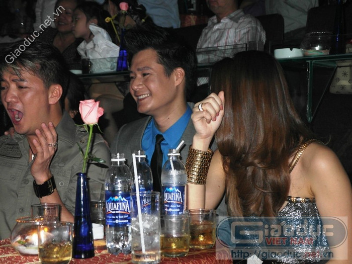 Mỹ Tâm đang quay qua nhìn cử chỉ “quá khích” rất buồn cười của Mr Đàm, cổ vũ Thanh Thảo. Mỹ Tâm đang quay qua nhìn cử chỉ “quá khích” rất buồn cười của Mr Đàm, cổ vũ Thanh Thảo.