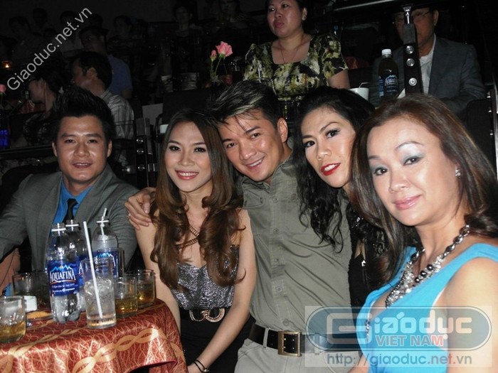 Mr Đàm có ngay những cử thể hiện tình cảm rất đặc biệt dành cho Mỹ Tâm, hơn cả cô em gái thân thiết đang ở bên cạnh, ca sĩ Khánh Du (thứ 2 từ phải sang). Mr Đàm có ngay những cử thể hiện tình cảm rất đặc biệt dành cho Mỹ Tâm, hơn cả cô em gái thân thiết đang ở bên cạnh, ca sĩ Khánh Du (thứ 2 từ phải sang).