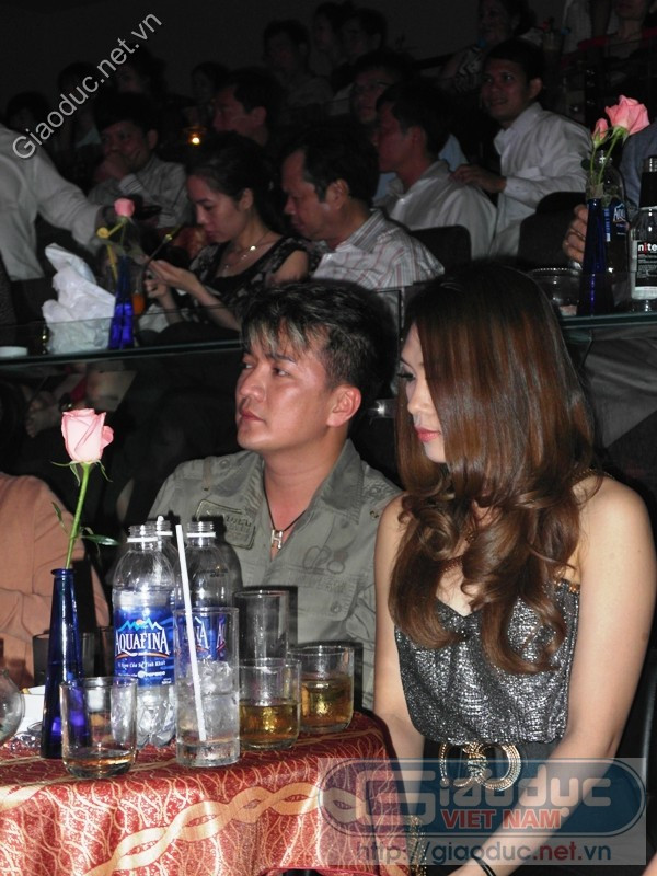 Cũng có lúc cả hai ngồi im lặng nhìn lên sân khấu. Cũng có lúc cả hai ngồi im lặng nhìn lên sân khấu.