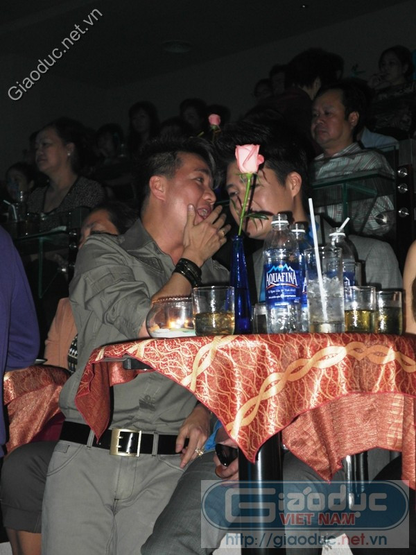 Trước khi Quang Dũng lên sâu khấu hát, Mr Đàm quay sang nói điều gì đó với anh… Trước khi Quang Dũng lên sâu khấu hát, Mr Đàm quay sang nói điều gì đó với anh…