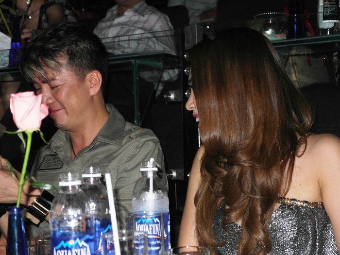 Mr Đàm cười sảng khoái trước một câu đùa của Mỹ Tâm. Mr Đàm cười sảng khoái trước một câu đùa của Mỹ Tâm.