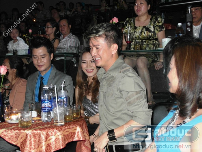 Sau đó chừng 30 phút, Mr Đàm cũng đến. Anh cười tươi khi gặp lại những người bạn nổi tiếng. Sau đó chừng 30 phút, Mr Đàm cũng đến. Anh cười tươi khi gặp lại những người bạn nổi tiếng.