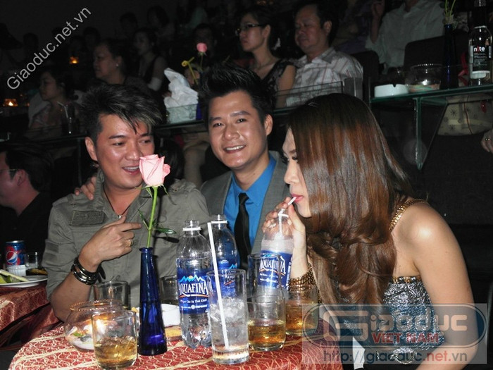 Sau đó, Mr Đàm bước vào ghế ngồi và bắt đầu trò chuyện cởi mở. Sau đó, Mr Đàm bước vào ghế ngồi và bắt đầu trò chuyện cởi mở.