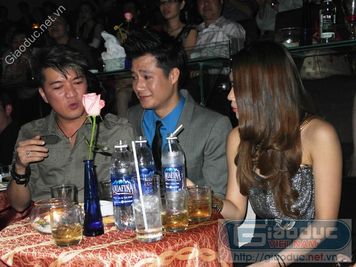 Mỹ Tâm có vẻ đang chăm chú lắng nghe Mr Đàm kể một câu chuyện, trong khi vẻ mặt Quang Dũng lộ rõ sự thích thú. Mỹ Tâm có vẻ đang chăm chú lắng nghe Mr Đàm kể một câu chuyện, trong khi vẻ mặt Quang Dũng lộ rõ sự thích thú.