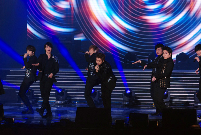 Super Junior khép lại chương trình với màn vũ đạo “cực đỉnh” cùng các hit làm cho fans Việt vỡ òa trong sung sướng.