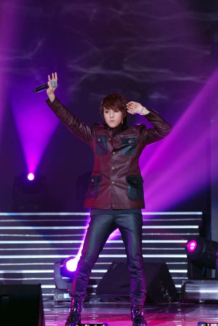 Các thành viên ban nhạc BEAST đã mở màn với các ca khúc quen thuộc Fiction và Shock.