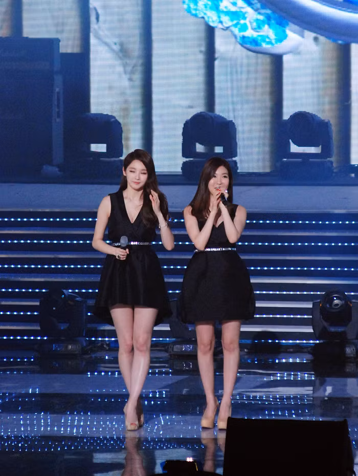 Hai cô gái của Davichi cùng hát ca khúc “Hoang mang” bằng tiếng Việt khá chuẩn với Hồ Quỳnh Hương.