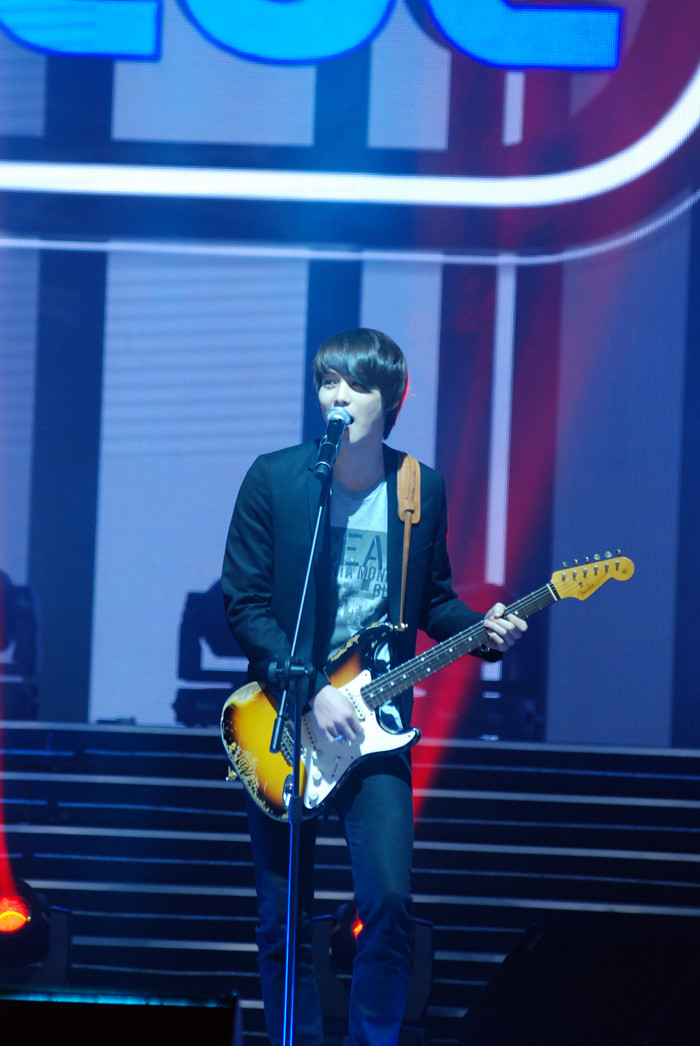 Ban CNBlue tự chơi guiter và hát với ba ca khúc “I'm alone, Intuition và Lovely Girl”.